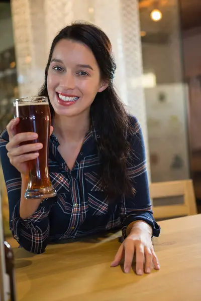 Retrato Mulher Bonita Segurando Copo Cerveja — Fotografia de Stock
