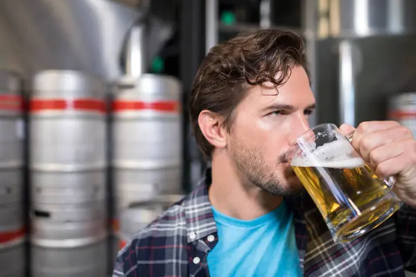 労働者のテイスティングビールの肖像 — ストック写真