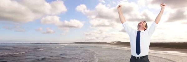 海岸線で手を挙げて祝うビジネスマン — ストック写真