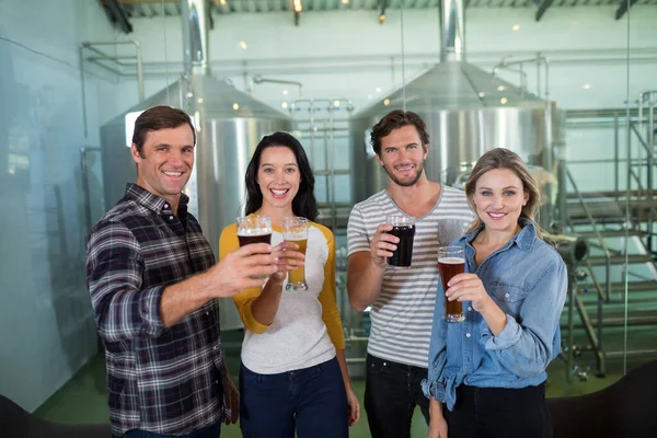 Retrato Amigos Felizes Segurando Copo Cerveja Fábrica — Fotografia de Stock