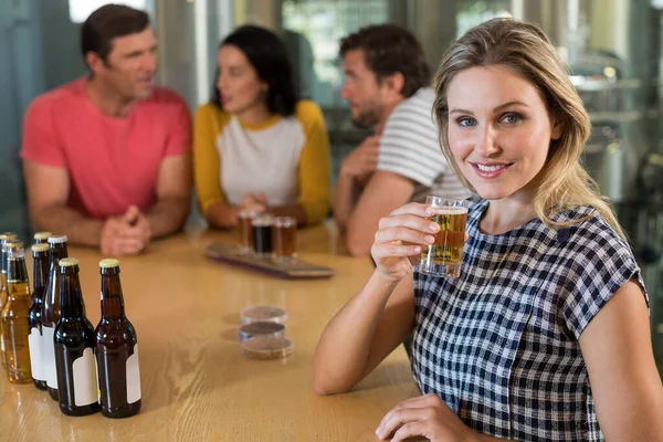 Retrato Mulher Tomando Cerveja Enquanto Amigos Fundo — Fotografia de Stock