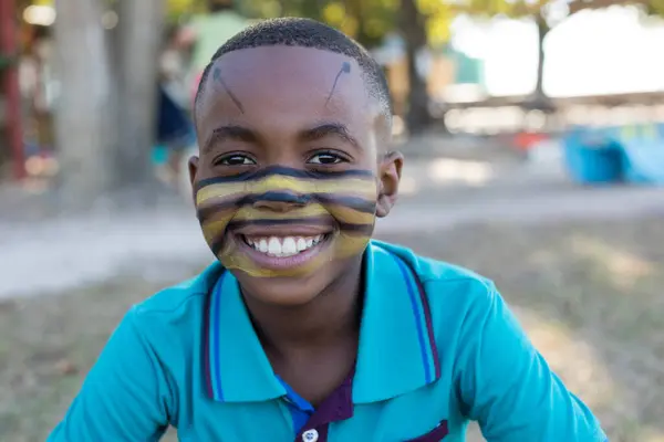 Portret Uśmiechniętego Chłopca Farbą Twarzy — Zdjęcie stockowe