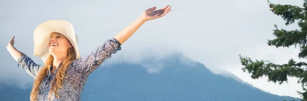 Millennial Vrouw Zonnehoed Met Armen Lucht Tegen Mistige Berg Boom — Stockfoto