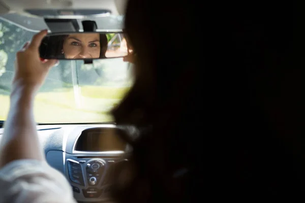 Kobieta Patrząc Lusterko Wsteczne Podczas Jazdy Samochodem — Zdjęcie stockowe