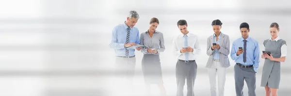 Empresários Usando Telefones Tablets Contra Fundo Branco — Fotografia de Stock