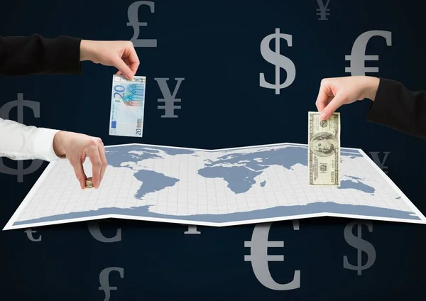 Eller Karışık Para Birimi Simgeleriyle Dünya Haritasının Üzerine Dünya Parasını — Stok fotoğraf