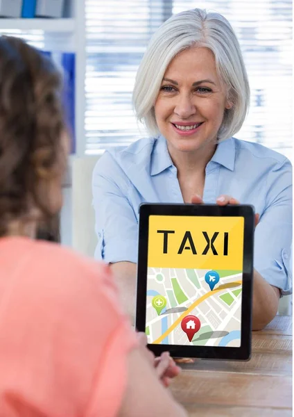 タクシーアプリでタブレットを持っている若い女性 — ストック写真