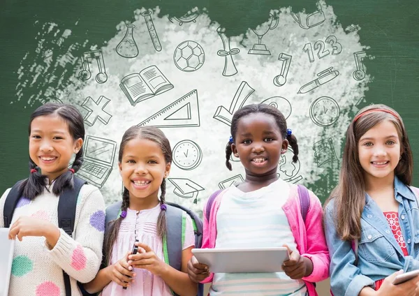 Okulun önündeki tabletli kızlar tahtaya resim çiziyor.