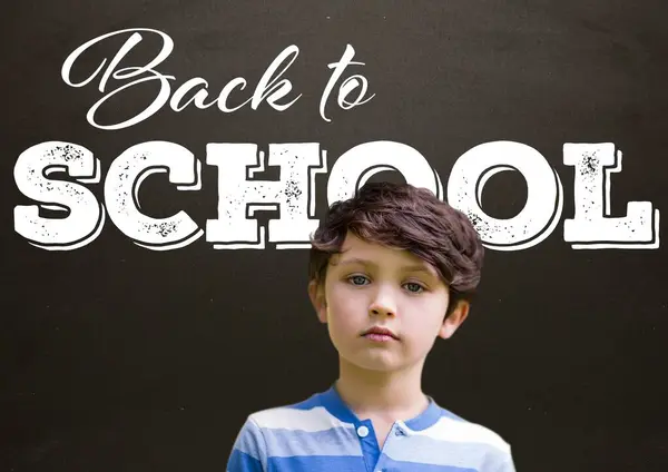 Powrót Szkoły Tekstu Tablicy Chłopcem — Zdjęcie stockowe