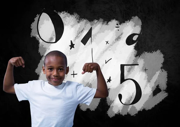 Starker Junge Lässt Vor Zahlen Auf Tafel Die Muskeln Spielen — Stockfoto