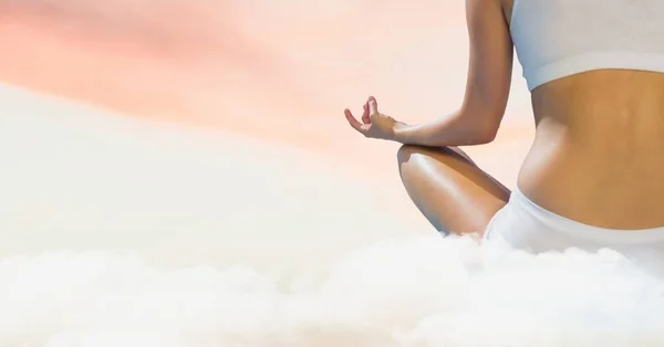 Kobieta Siedząca Chmurze Pozycji Lotosu — Zdjęcie stockowe