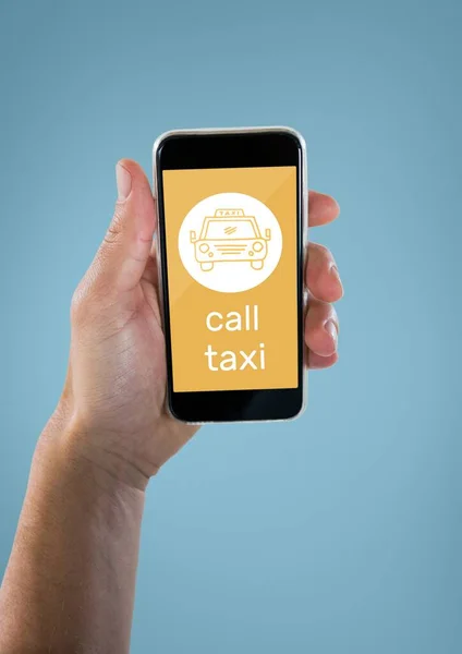 Человек Держащий Телефон Приложением Такси — стоковое фото