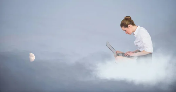 Bir Kadını Bulutun Üstünde Bilgisayarını Kullanıyor — Stok fotoğraf