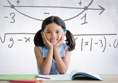 Matematik denklemleri geçmişi olan kız öğrenci.