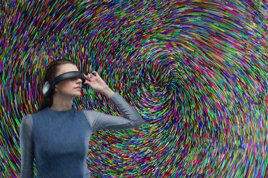 VR kulaklıklı kadın renk arkaplanına karşı