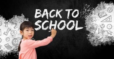 Tebeşirle yazan kız tahtaya eğitim çizimleri çizerek okula geri dönüyor