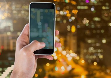Şehir üzerinde telefon bekletiliyor.