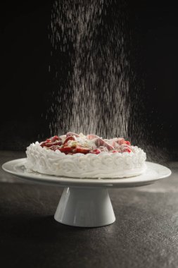 Pasta kürsüye düşen pudra şekeri