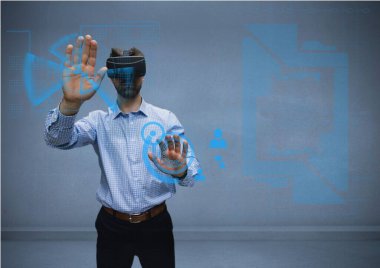 arabirimini kullanarak vr ile tişörtlü adam