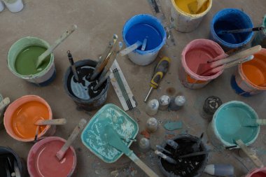 Çömlek atölyesinde suluboya kutuları ve boya fırçası