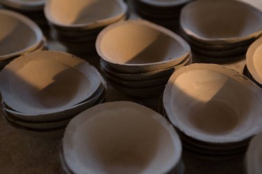 Çömlek atölyesine yerleştirilmiş toprak kapları