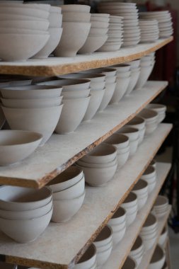 Rafta tutulan toprak çömlekleri
