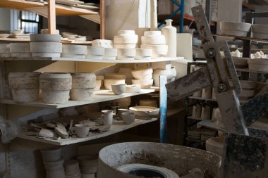 Rafta tutulan toprak çömlekleri