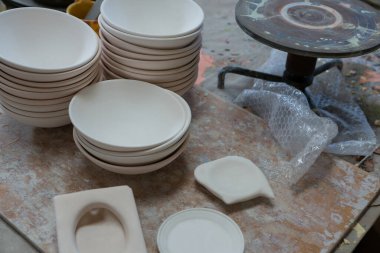 Masadaki toprak ekipmanları 