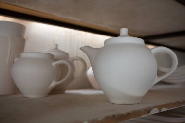 Toprak takımları rafta tutulur.