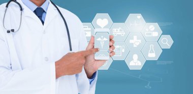 Cep telefonunu işaret eden erkek doktorun orta bölümünün birleşik görüntüsü