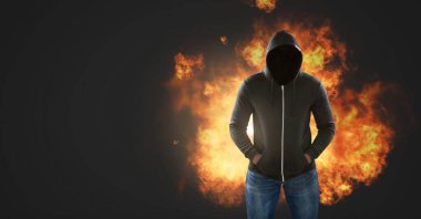 Yüzü olmayan karanlık adam ve yanan alevler