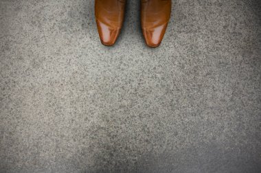 Kahverengi ayakkabıların odak noktasının birleşik görüntüsü