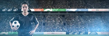 Futbolu elinde tutan kendine güvenen oyuncunun portresinin birleşik görüntüsü 