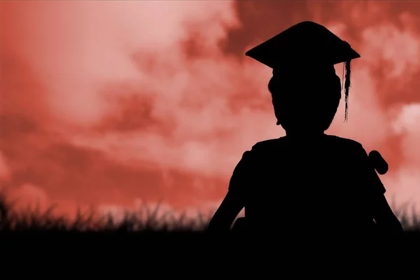Graduado Que Detém Seu Diploma Contra Pôr Sol Nascer Sol — Fotografia de Stock