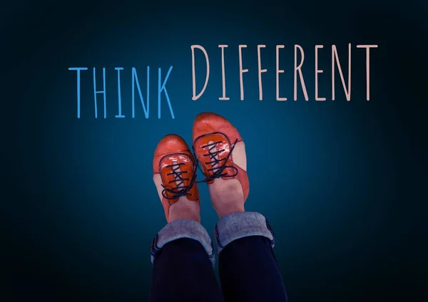 Σκεφτείτε Διαφορετικό Κείμενο Και Κόκκινα Παπούτσια Στα Πόδια Μπλε Φόντο — Φωτογραφία Αρχείου