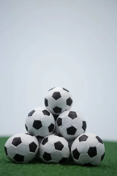 Куча Футбольных Мячей Искусственной Траве — стоковое фото
