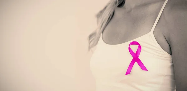 乳がんに対する意識を支える若い女性のミッドセクション — ストック写真