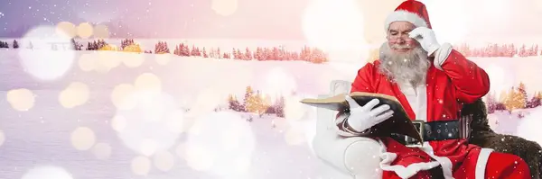 Weihnachtsmann Liest Notizbuch Mit Winterlandschaft — Stockfoto