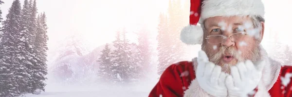 Weihnachtsmann Bläst Schneeflocken Auf Winterlandschaft Hintergrund — Stockfoto