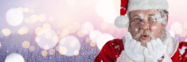 Weihnachtsmann Mit Winterlandschaft Die Schnee Bläst — Stockfoto