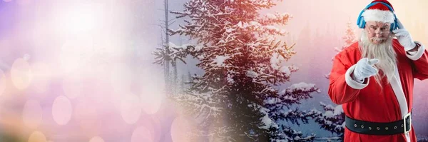 Djパーティーヘッドフォンを着用した冬の風景とサンタ — ストック写真