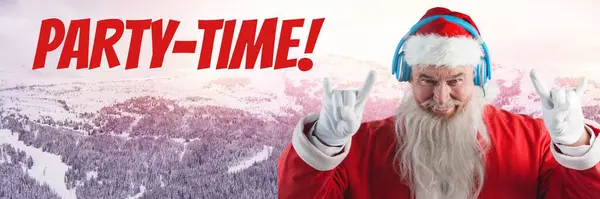 Tekst Party Time Santa Słuchawkami Zimowym Krajobrazie — Zdjęcie stockowe