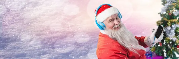 Weihnachtsmann Mit Winterlandschaft Mit Telefon Und Baum — Stockfoto