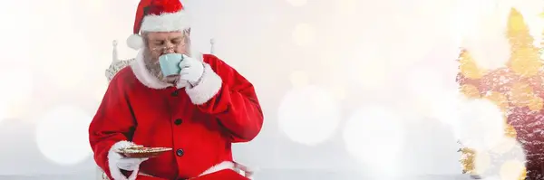 Weihnachtsmann Mit Winterlandschaft Und Tasse Und Plätzchen — Stockfoto