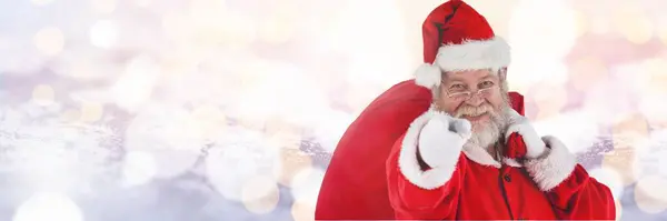 Kış Manzaralı Noel Baba Çuvalı Tutuyor — Stok fotoğraf