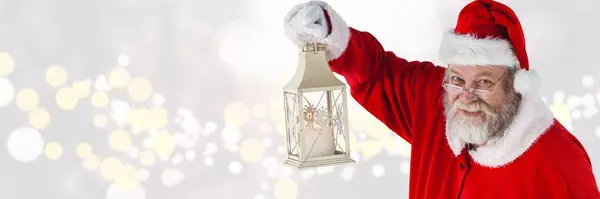 有冬景的圣诞老人拿着灯笼 — 图库照片