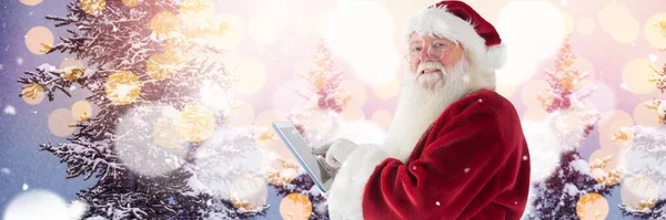 Santa Χρησιμοποιώντας Tablet Φόντο Χειμερινό Τοπίο — Φωτογραφία Αρχείου