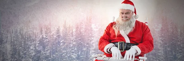 Kışın Noel Baba Dizüstü Bilgisayarda Yazıyor — Stok fotoğraf