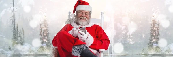 Kerstman Met Winter Landschap Met Behulp Van Telefoon — Stockfoto