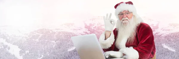 Kerstman Met Laptop Winter Achtergrond — Stockfoto